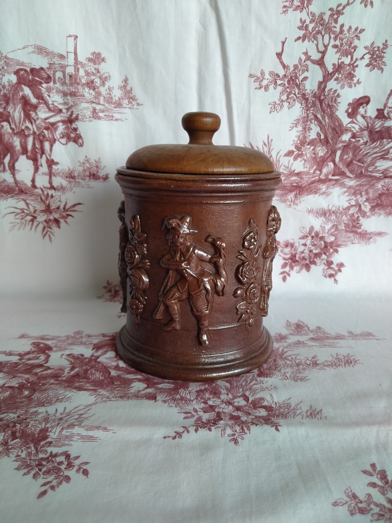 Pot à tabac en grès décor de chasseur