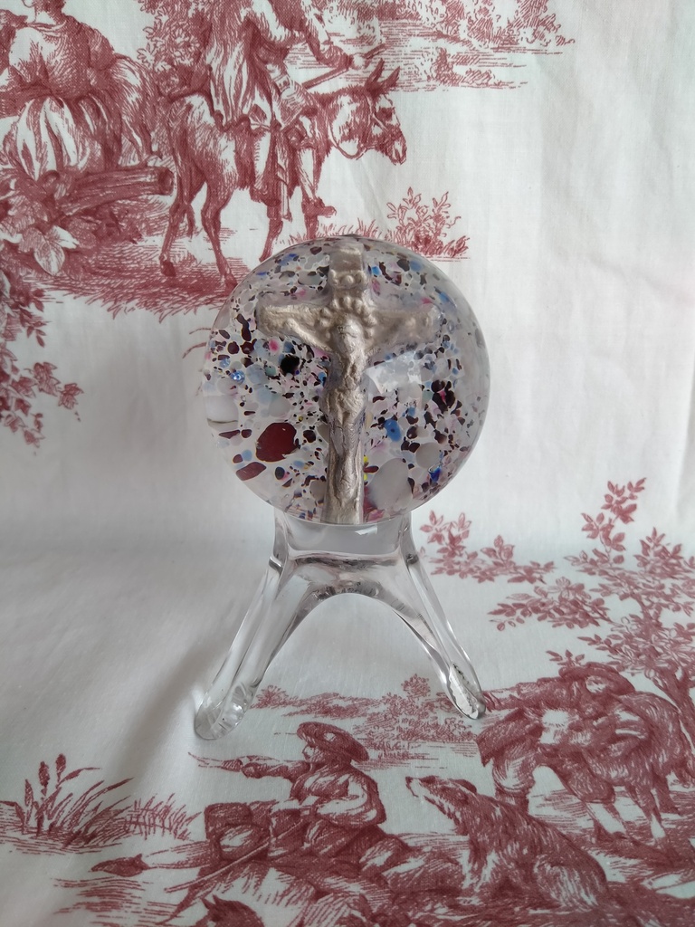 Sulfure religieux sur pied décor de Christ en cristallo cérame