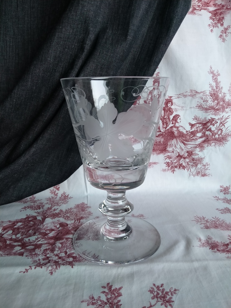 Vase Val Saint Lambert en forme de verre à pied et décor de vigne gravé