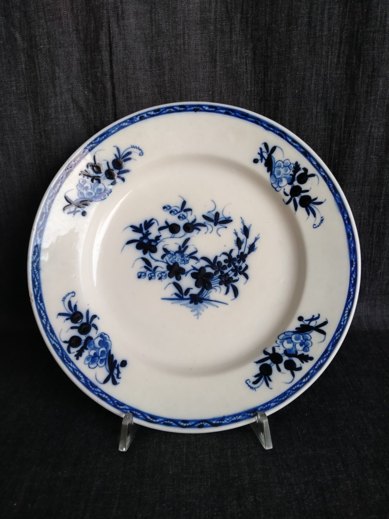 Assiette à dessert Porcelaine de Tournai décor ronda à la mouche