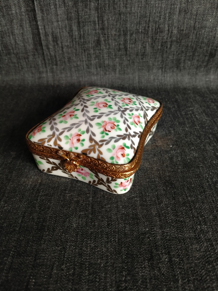 Petite boite en porcelaine avec décor main de fleurs