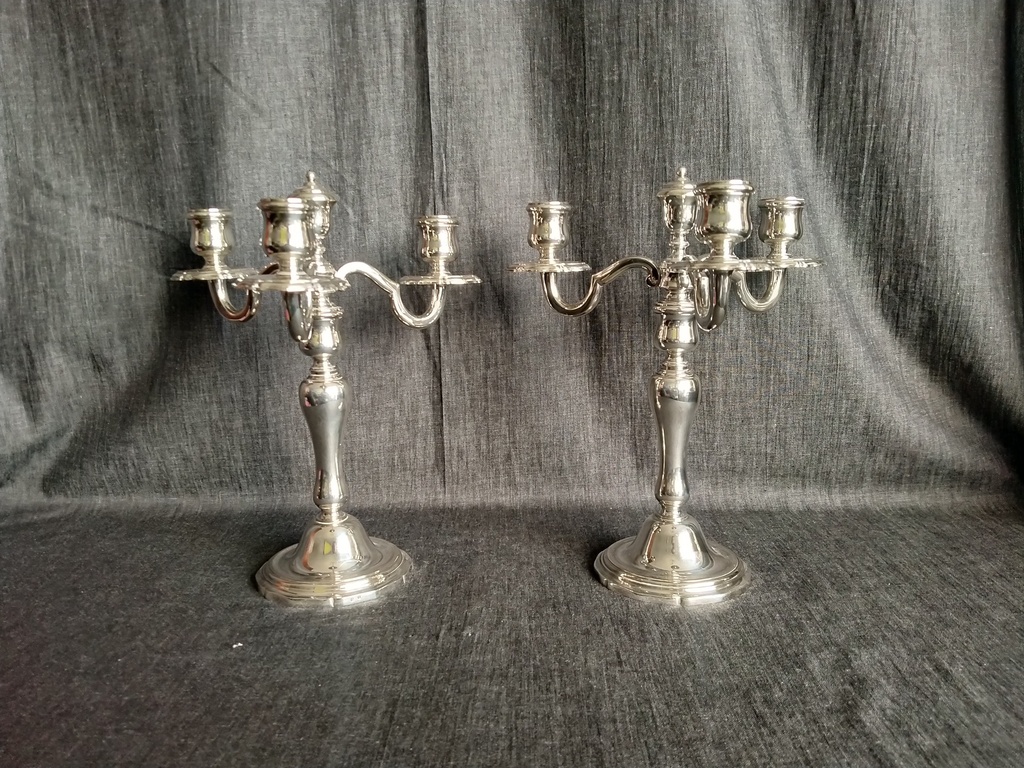 Paire de chandeliers en métal argenté à trois bras de lumière 