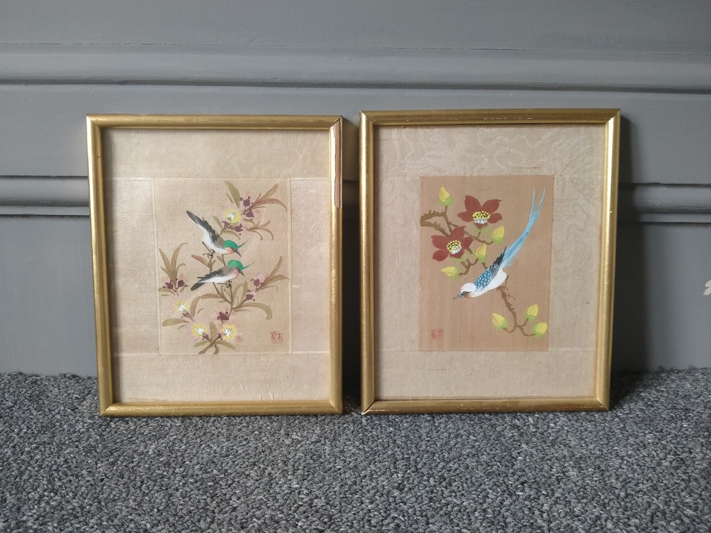 Paire de petites peintures sur soie à décor de fleurs et d'oiseaux