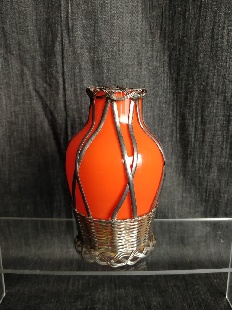 Petit vase en verre orange et monture en étain tressé 