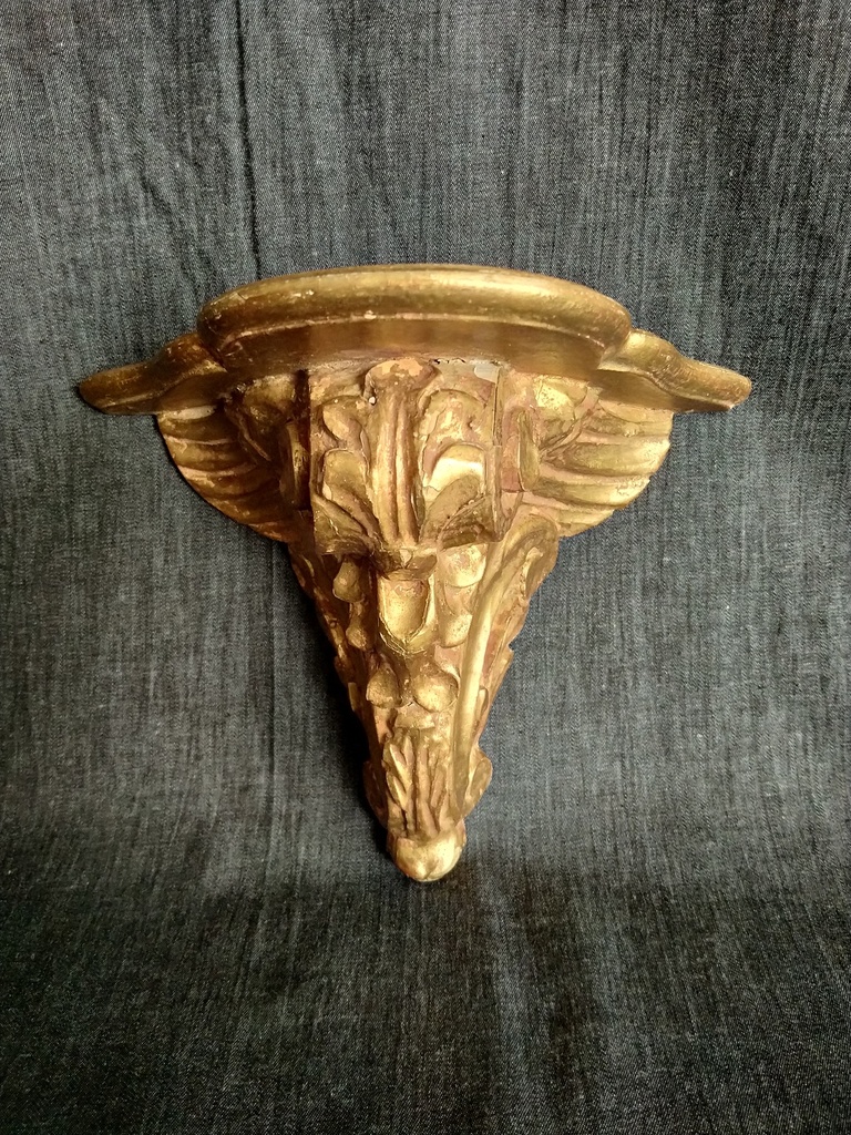 Petite console d'applique murale en bois doré 