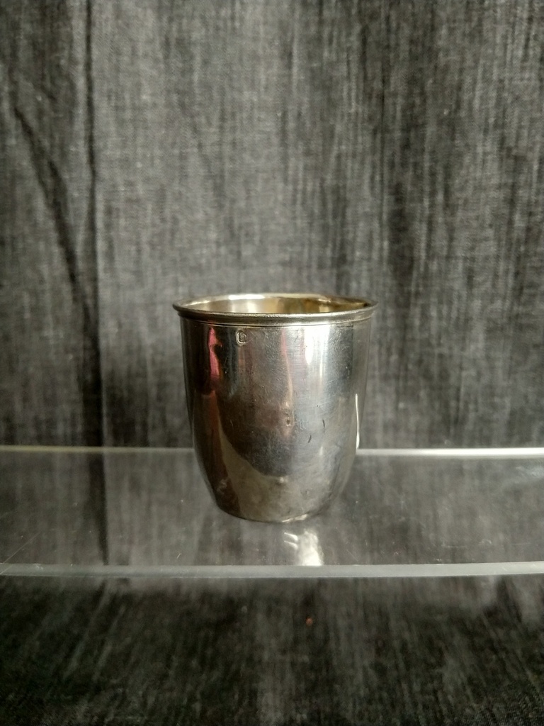 Petite timbale en argent massif 