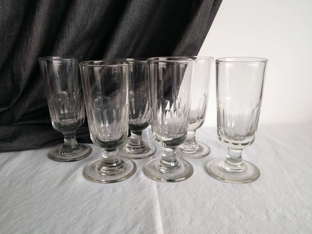 Série de 6 verres à absinthe à facettes taillés datant du XIXe siècle