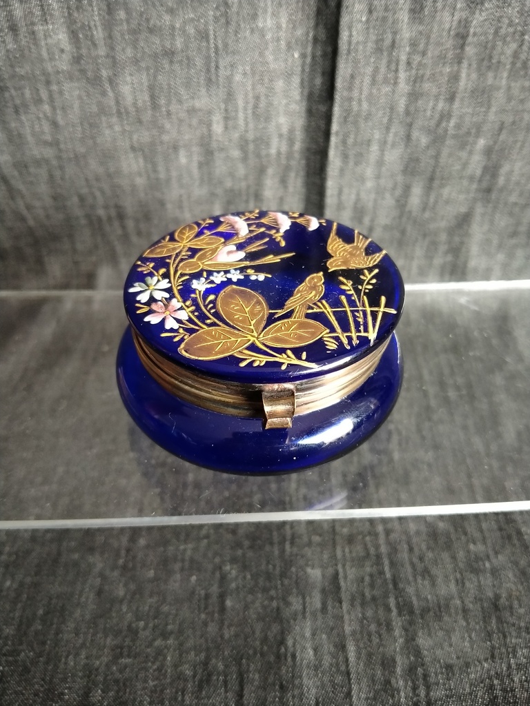 Boite à pilule en verre bleu et émaux 