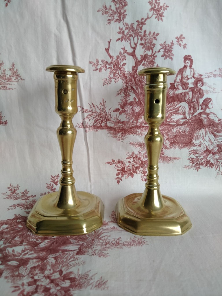 Paire de flambeaux en bronze / laiton Louis XIV début XVIIIe siècle