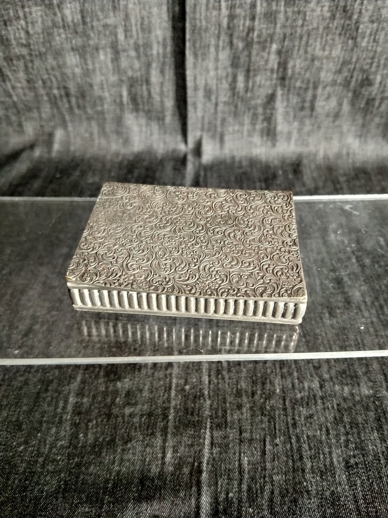 Petite boite à pilule rectangulaire en métal argenté 