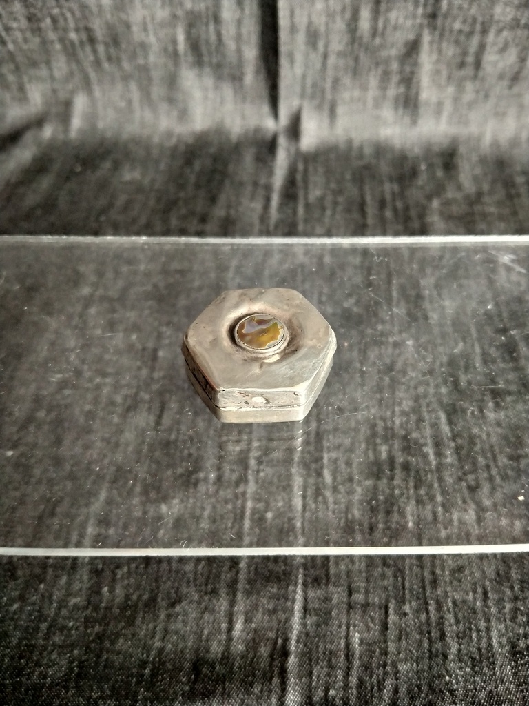 Petite boite à pilule en argent massif décorée de nacre 