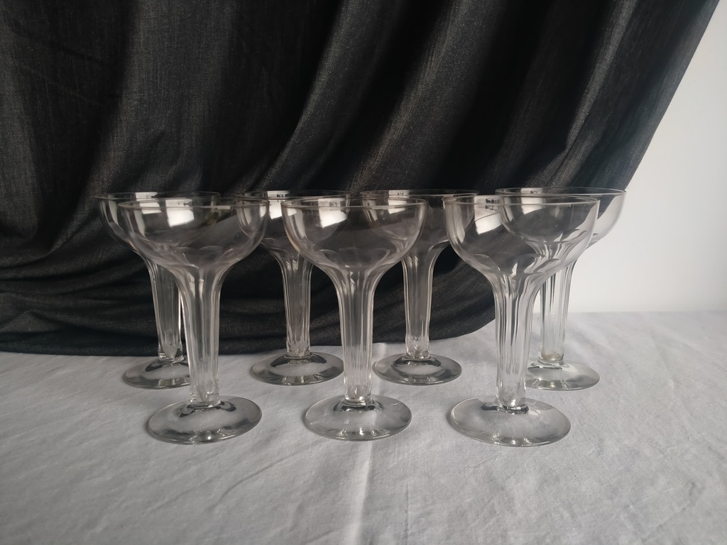 Série de 7 coupes à champagne dites coupes champenoises taillées de facettes