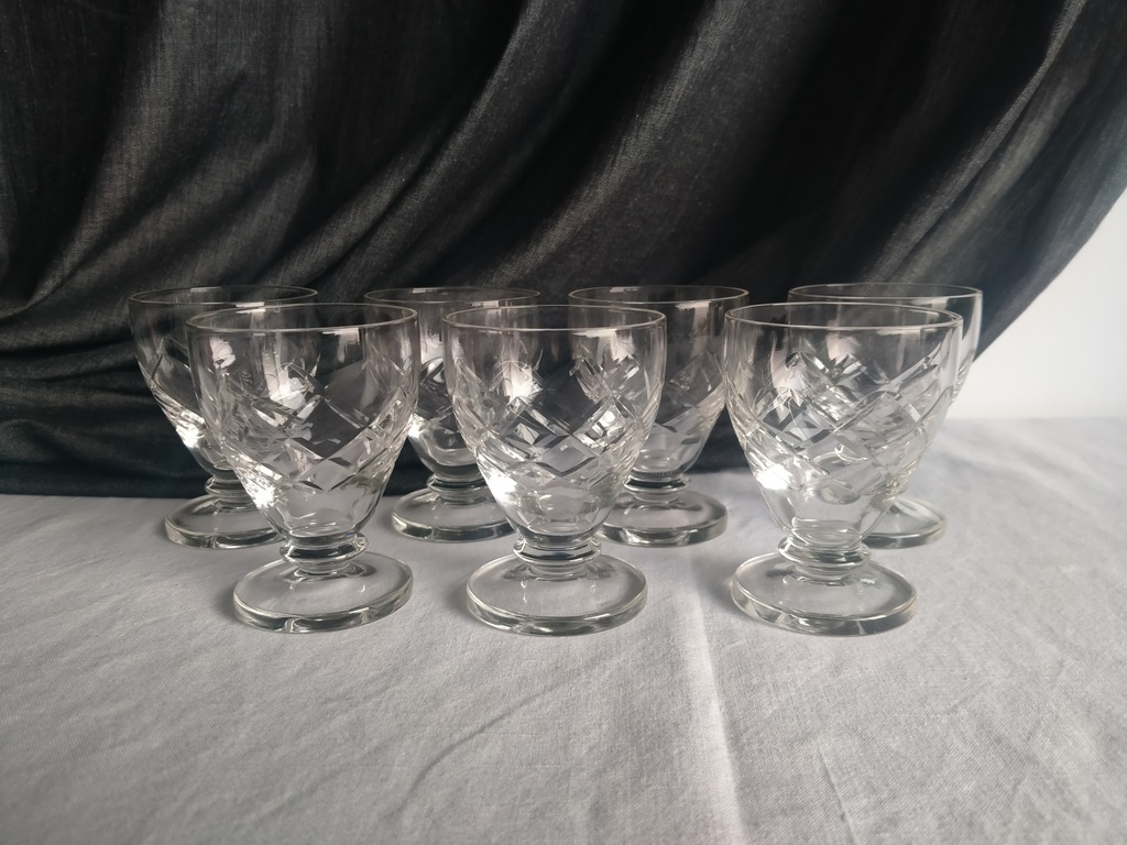 Série de 7 verres à vin en cristal taillé années 30-40