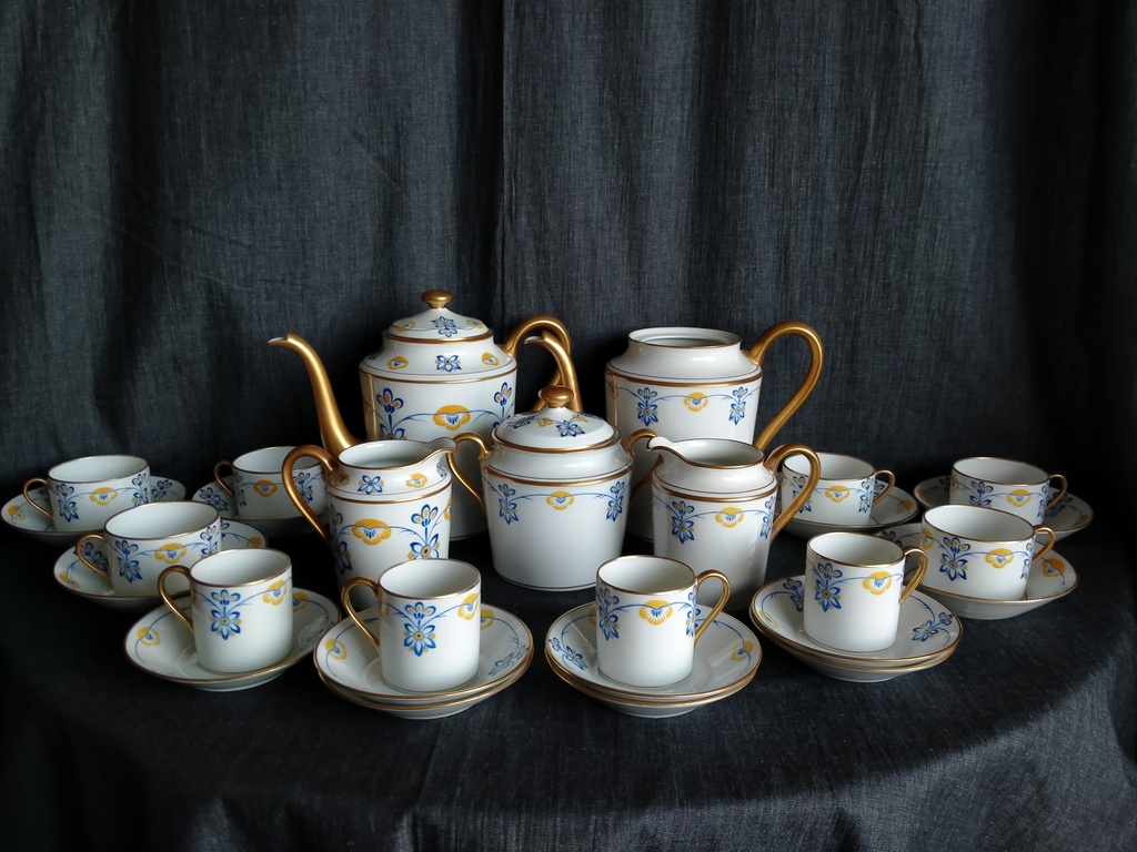 Service à thé et café en porcelaine de Limoges décor main or et bleu 