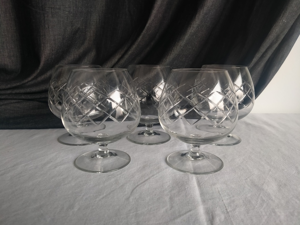 Série de 5 verres à cognac en cristal taillé 