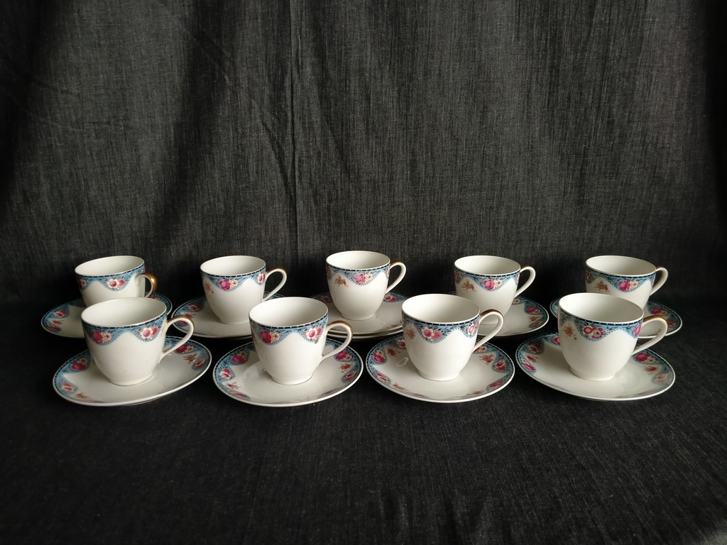 Série de 9 tasses à café en porcelaine de Limoges  