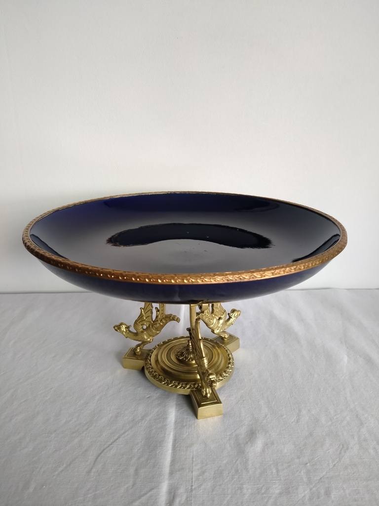 Coupe en porcelaine bleu de Sèvres avec monture en bronze 