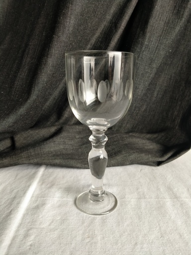 [A059] Verre à vin datant de la fin du XVIIIe siècle décor de facettes ovoïdes  