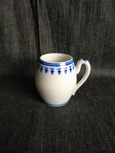 [25028/3] Moutardier en porcelaine de Tournai décor aux glands 