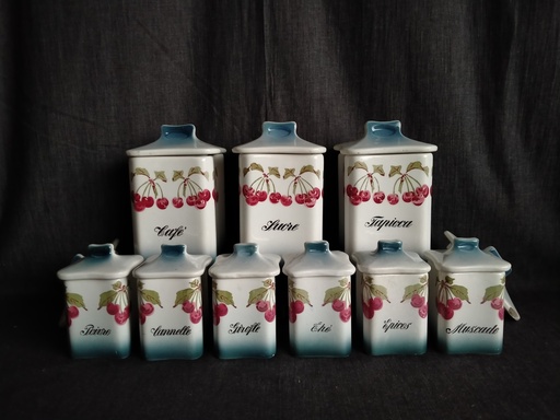 [A075/1] Série de pots à épices en faïence à décor de cerises 