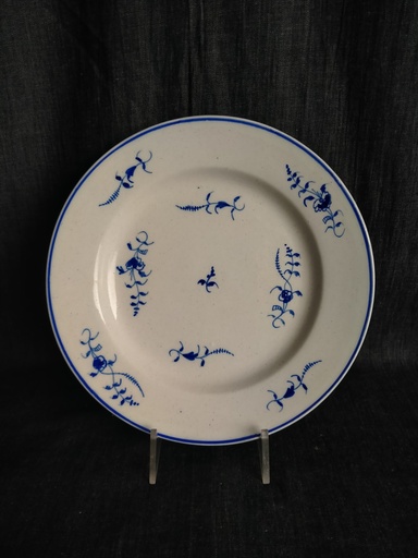 [25085/2] Assiette plate en porcelaine de Tournai décor à la brindille 