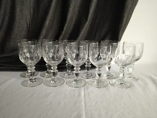 [A045] Série de 11 verres à vin en verre XIXe siècle décor de facette ovoïde