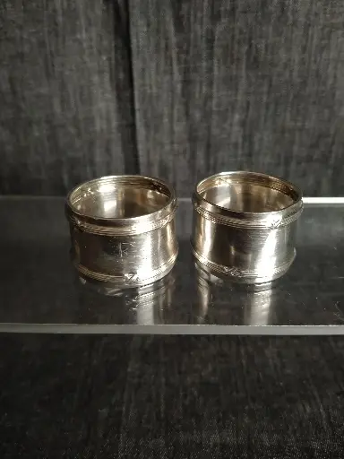 [25084/2] Paire de petits ronds de serviettes pour enfant en argent massif 800