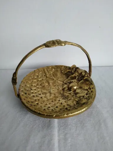 [A139] Panier en bronze à décor de fraise sur fond de vannerie vide poche fin XIXe - début XXe siècle