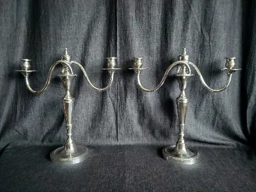 [25080] Paire de chandeliers en métal argenté à deux bras de lumière 