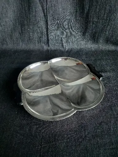 [25091/6] Mendiant en métal argenté et prise en bois noirci 