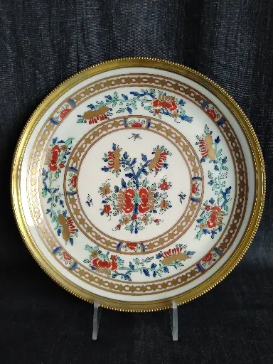 [24074] Plat en porcelaine chinoise d'exportation cerclé avec une monture en bronze 