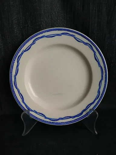 [25028/2] Assiette plate en porcelaine de Tournai décor à la chenille 