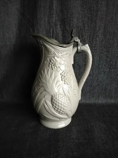 [26004] Pichet en grès gris à décor d'ananas avec couvercle en étain 