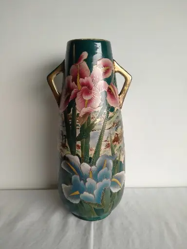 [25091/4] Vase en faïence Royal Nippon de style Art Nouveau à décor d'iris sur un fond de village japonisant 