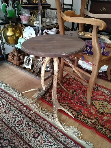 [26012] Guéridon avec piètement en bois de cerf 