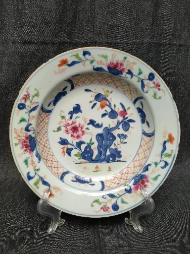 [26015] Chine - assiette creuse en porcelaine de la famille rose à décor de lotus et pivoines XVIIIe siècle