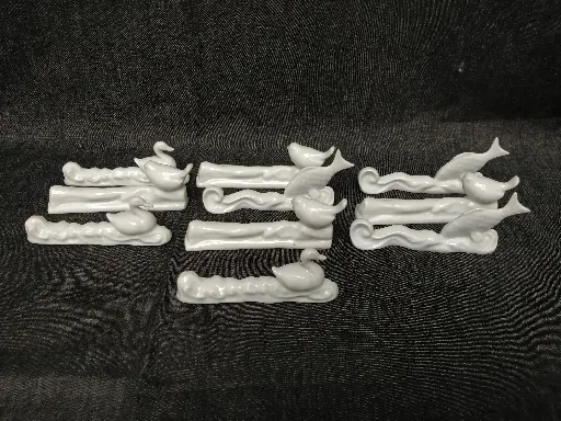 [26011] Série de 10 portes couteaux en porcelaine à décor d'animaux 