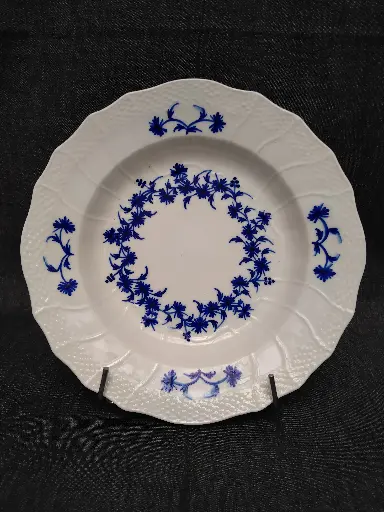 [25086/1] Assiette creuse en porcelaine de Tournai décor aux barbeaux 