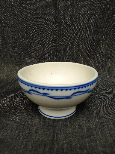 [26014] Bol en porcelaine de Tournai décor à la chenille 