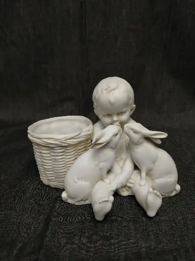 [26007/5] Biscuit représentant un bébé avec deux lapins