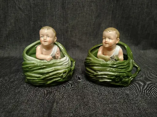 [25091/7] Paire de bébé de piano dans des paniers