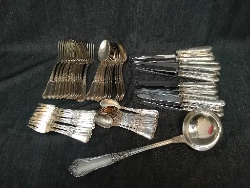 [26021/2] Ménagère en métal argenté décor 