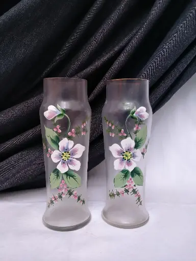 [26028/1] Paire de vases émaillés à décor de fleurs