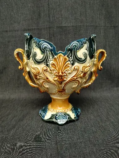 [26030] Cache pot sur pied en barbotine à décor de feuilles d'acanthe bleu et ocre 