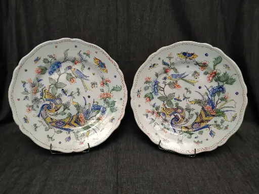[26034] Paire de plats à décor de corne d'abondance Desvres Fourmaintraux Courquin 