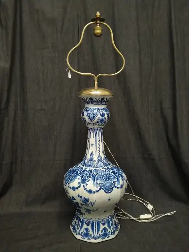 [26021/1] Grand vase en faïence de Delft monté en lampe 