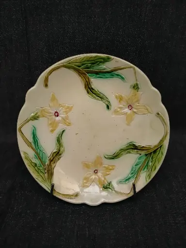 [26036] Assiette en barbotine Onnaing à décor de fleurs