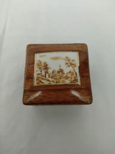 [26040] Petite boite en porcelaine décor de paysage en sépia et fond trompe l’œil imitation bois 