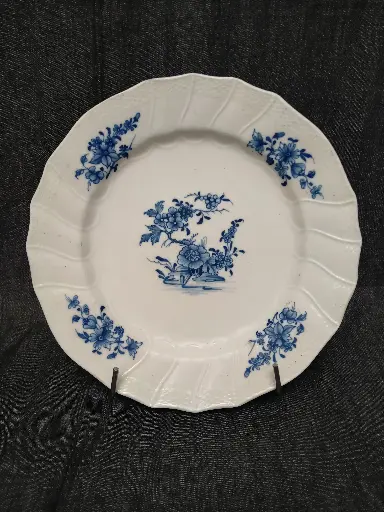 [26042/2] Assiette en porcelaine de Tournai XVIIIe siècle bord chantourné et décor de ronda 