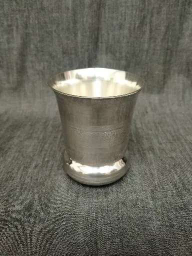 [26024/3] Timbale en métal argenté à décor de frise guillochée